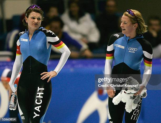 Weltcup 04/05, Heerenveen, 19.02.05; 3000 Meter Damen; Daniela ANSCHUETZ/GER schaut neidisch auf die Siegerin Claudia PECHSTEIN/GER die sie besiegen...