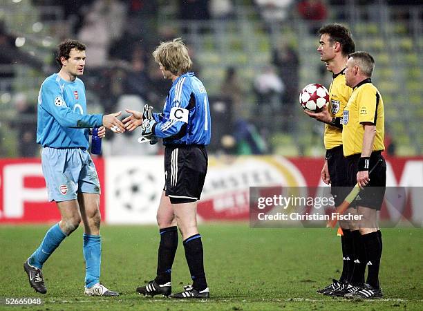 Champions League 04/05, Muenchen, 22.02.05; FC Bayern Muenchen - Arsenal London; Jens LEHMANN/London und Oliver KAHN/Bayern verabschieden sich neben...