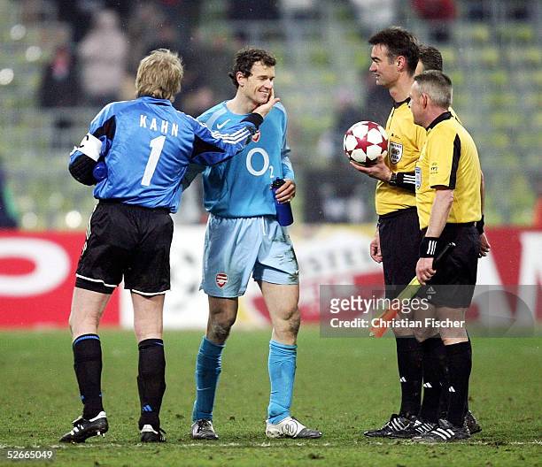 Champions League 04/05, Muenchen, 22.02.05; FC Bayern Muenchen - Arsenal London; Jens LEHMANN/London und Oliver KAHN/Bayern verabschieden sich neben...