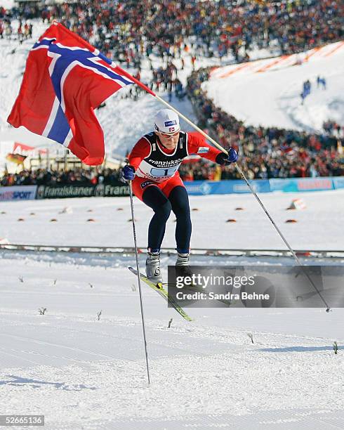 Oberstdorf, 24.02.05; Skilanglauf/Maenner/Staffel, 4 x 10 km; Tore Ruud HOFSTAD/NOR springt ueber die Ziellinie