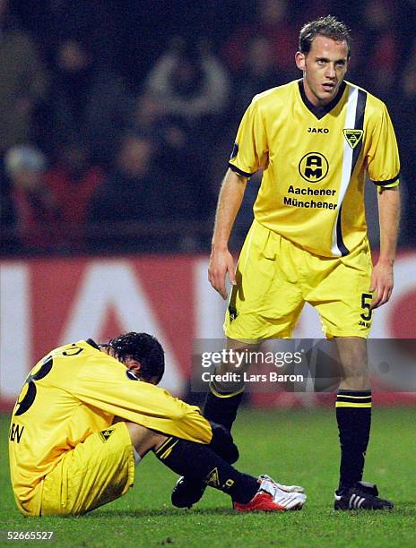 Pokal 04/05, Alkmaar, 24.02.05; AZ Alkmaar - Alemannia Aachen; Enttaeuschung bei den Aachenern Sergio PINTO und Dennis BRINKMANN/Aachen