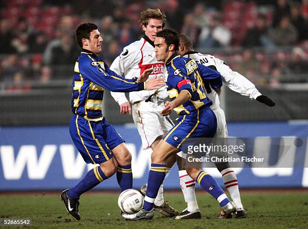 Pokal 04/05, Stuttgart, 24.02.05; VfB Stuttgart - FC Parma ; Daniele BONERA und Paolo CANNAVARO/parma gegen CACAO und Alexander HLEB/Stuttgart