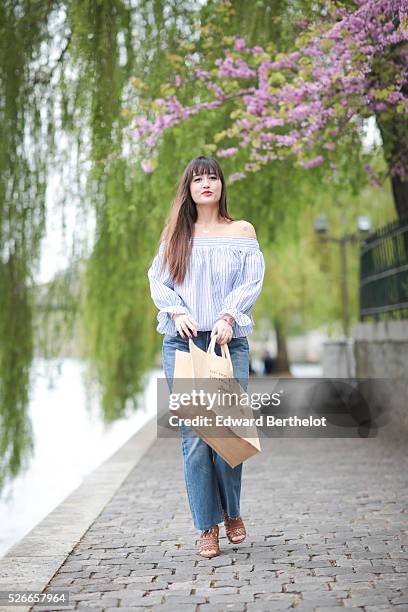 Nikita Wong , is wearing Diabless blue jeans, a Chicwish striped top, an Improbable bag with the inscription "I'm not Kate, I'm not Cara, Just me",...