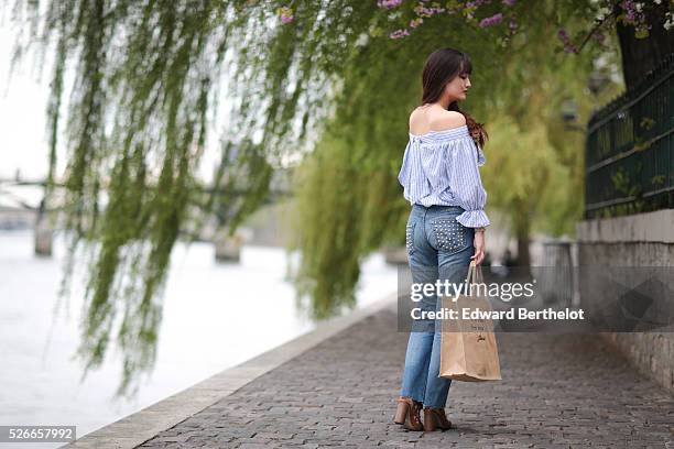 Nikita Wong , is wearing Diabless blue jeans, a Chicwish striped top, an Improbable bag with the inscription "I'm not Kate, I'm not Cara, Just me",...