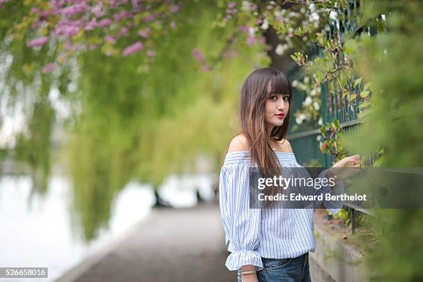 Nikita Wong , is wearing Diabless blue jeans, a Chicwish striped top, an Improbable bag with the inscription "I'm not Kate, I'm not Cara, Just me",...