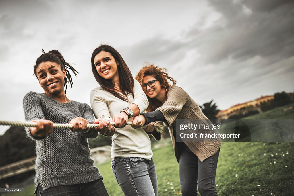 Freunde, die das Tauziehen-teamwork