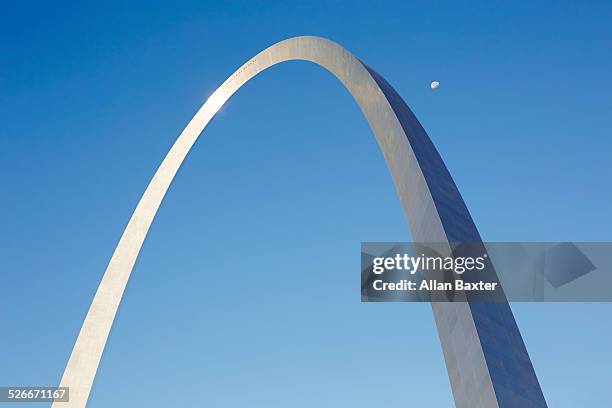 gateway arch in st louis at sunrise - st louis arch sunrise stock pictures, royalty-free photos & images