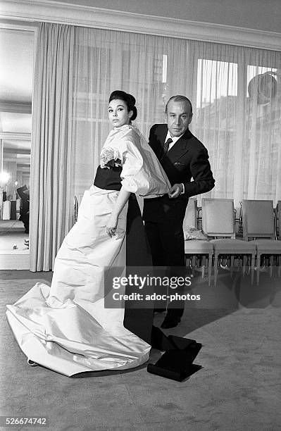 The Spanish fashion designer Antonio Castillo at the fashion house Lanvin, Paris . In 1960.