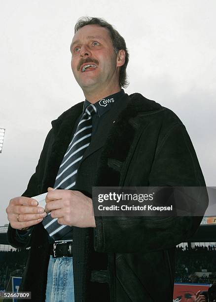 Bundesliga 04/05, Bochum, 05.03.05; VfL Bochum - FC Schalke 04 0:2; Trainer Peter NEURURER/Bochum mit Notizzettel in der Hand