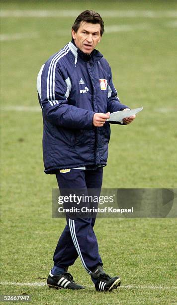 Champions League 04/05, Leverkusen, 08.03.05; Bayer 04 Leverkusen/Training; Trainer Klaus AUEGNTHALER mit Notizzettel