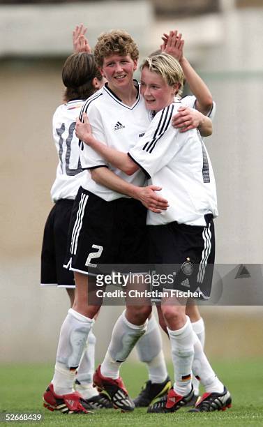 Algarve Cup 2005, Silves, 11.03.05; Deutschland - Norwegen ; Schlussjubel Kerstin STEGEMANN und Conny POHLERS/GER