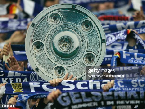 Bundesliga 04/05, Gelsenkirchen, 13.03.05; FC Schalke 04 - FC Bayern Muenchen 1:0; Meisterschale der mit Schalke-Schals/Schalke ,