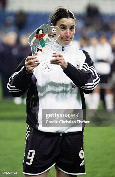 Algarve Cup 2005 Finale, Loule, 15.03.05; Deutschland - USA ; Birgit PRINZ/GER mit Auszeichnung als beste Spielerin haette lieber das Turnier gewonnen