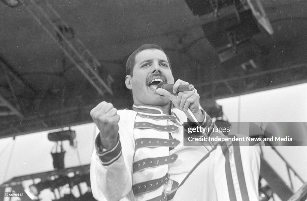 Queen Slane Freddie Mercury, lead singer of Queen, performing at Slane Castle ...