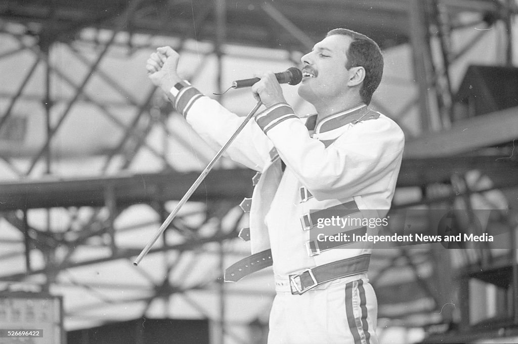 Queen Slane Freddie Mercury, lead singer of Queen, performing at Slane Castle ...