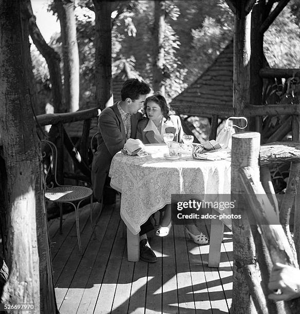 Tavern Sunday in Plessis-Robinson . In 1949.