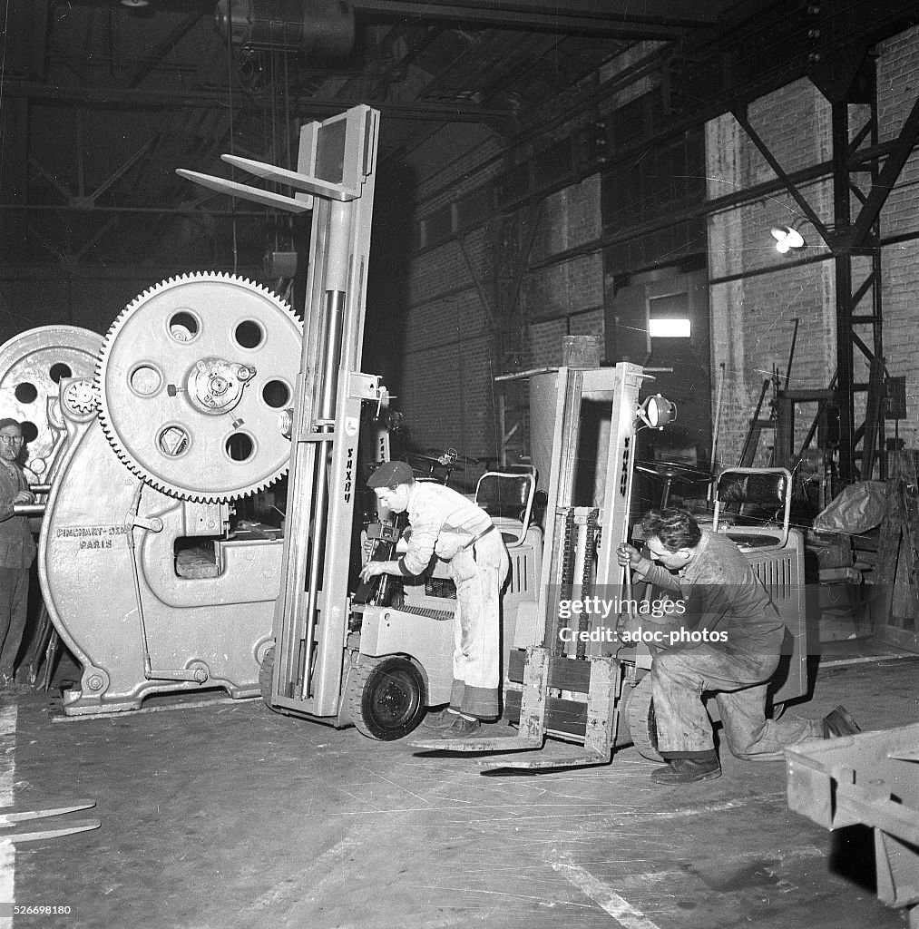 Forklift manufacturing workshop OF Saxby factory in Creil (Oise, France). In 1952.