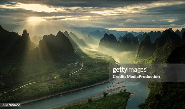 cárstica montanhas e o rio li de guilin, guangxi, china - ambiente dramático - fotografias e filmes do acervo