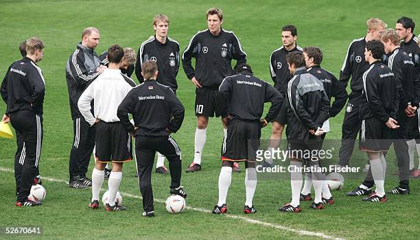 Qualifikation 2005, Hull, 24.03.05; U21 Nationalmannschaft Deutschland/Training; Trainer Dieter EILTS/GER erlaeutert der Mannschaft etwas waehrend...