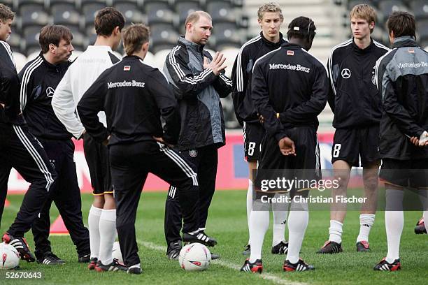 Qualifikation 2005, Hull, 24.03.05; U21 Nationalmannschaft Deutschland/Training; Trainer Dieter EILTS/GER erlaeutert der Mannschaft etwas waehrend...