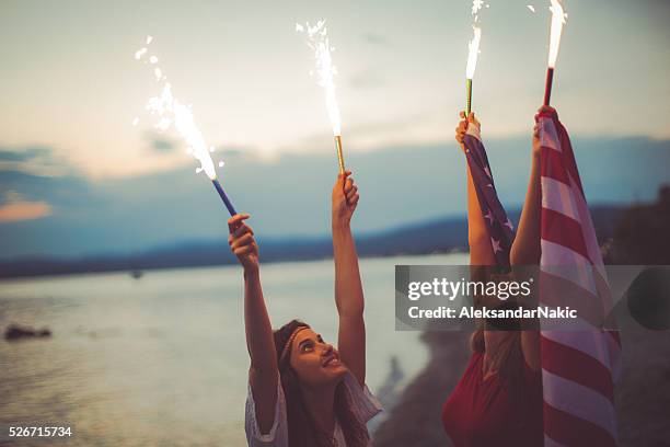 fourth of july "-feier - american flag beach stock-fotos und bilder