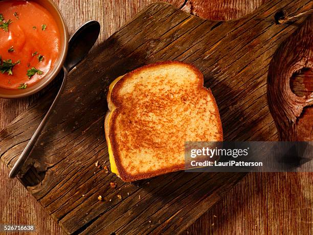 sanduíche de queijo grelhado com sopa de tomate - sanduíche de queijo imagens e fotografias de stock