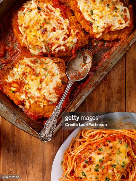 chicken parmesan with spaghetti - chicken parmigiana stockfoto's en -beelden