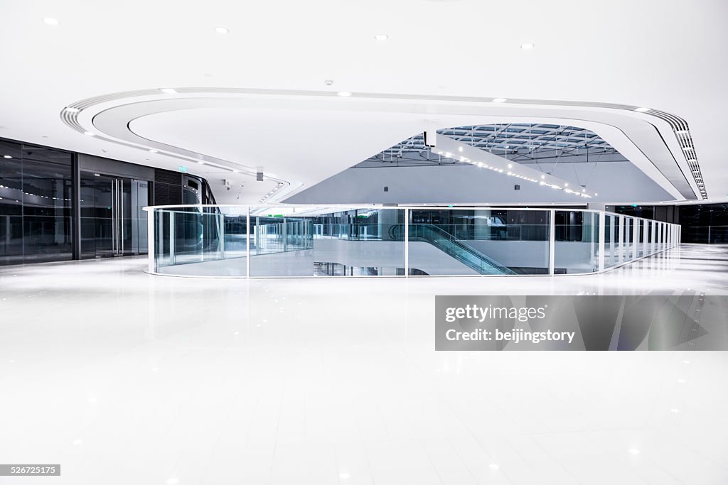 Couloir de bâtiment de bureau moderne