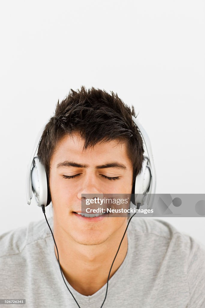 Portrait de jeune homme écoute de la musique