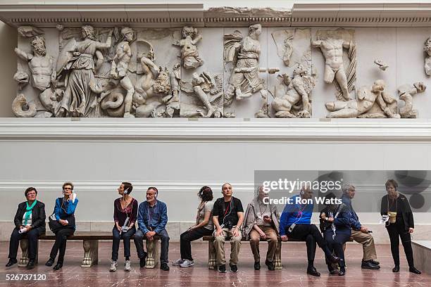pergamon frieze - pergamonmuseum stock-fotos und bilder