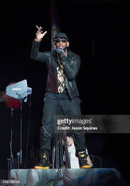 Kenneth Kelly Singe R Kelly In Concert Kansas City Mo Photos and Premium High Res Pictures ...