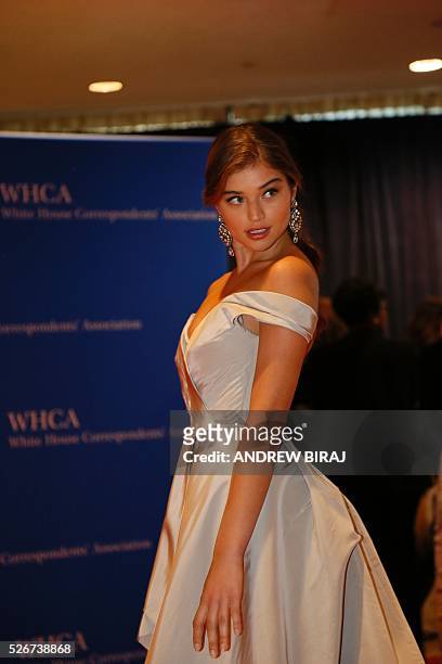 Model Daniela Lopez arrives for the 102nd White House Correspondents' Association Dinner in Washington, DC, on April 30, 2016. / AFP / Andrew Biraj
