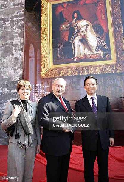 French Prime Minister Jean-Pierre Raffarin and his wife Anne-Marie visit with Chinese Prime Minister Wen Jiabao during the inauguration of the Louis...