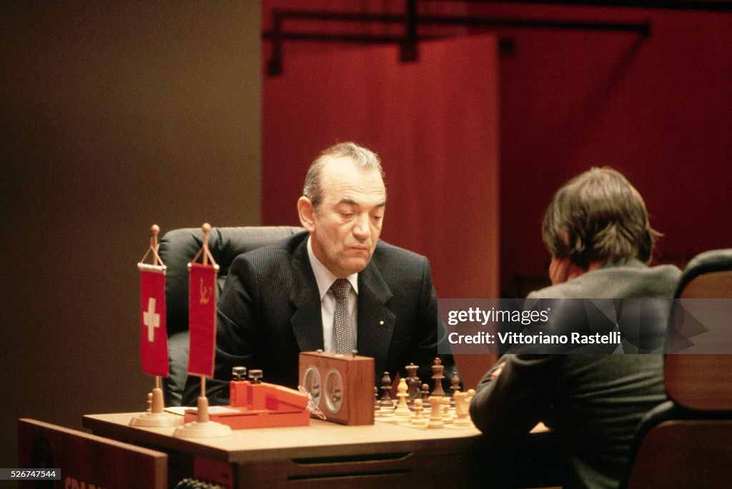 Viktor Korchnoi plays chess against Karpov. News Photo - Getty Images