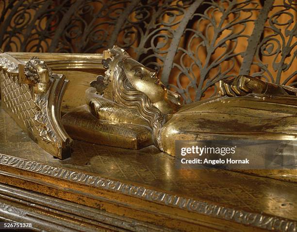 Gilt-bronze tomb effigy of Queen Eleanor of Castile on her tomb in Westminster Abbey. | Detail of: Tomb Effigy of Eleanor of Castile.