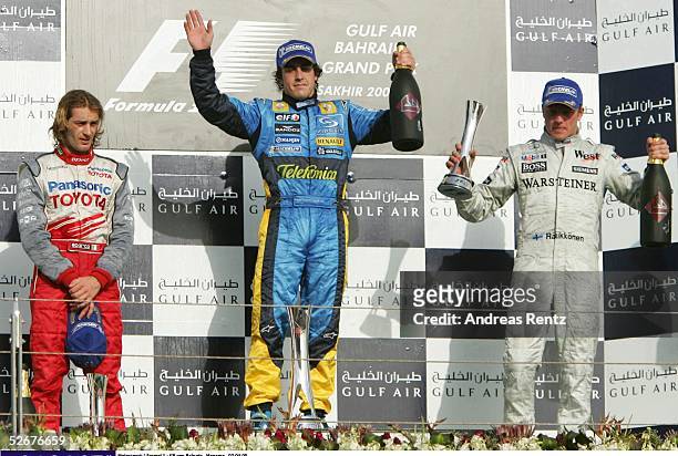 Von Bahrain, Manama, 03.04.05; Siegerehrung; Sieger Fernando ALONSO/ESP - Team Renault - , Zweiter Jarno TRULLI/Toyota und Kimi...