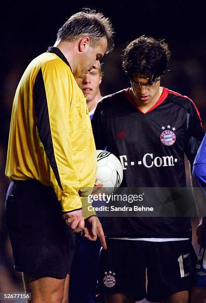 Champions League 04/05, London, 06.04.05; FC Chelsea London - FC Bayern Muenchen; Schiedsrichter Rene TEMMINK zeigt auf den Elfmeterpunkt, Michael...