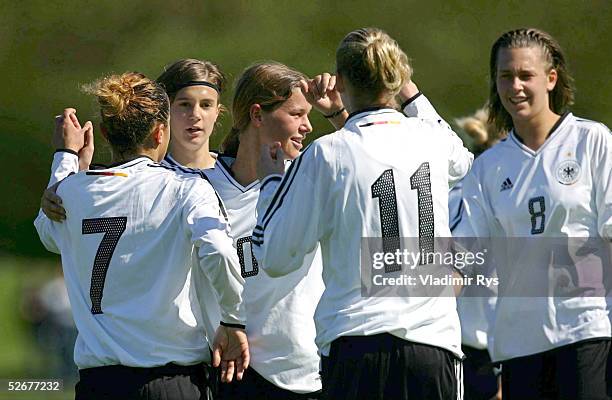 Laenderspiel 2005, Troisdorf, 07.04.05; Deutschland - Russland ; Jubel nach dem Tor zum 2:1 durch Simone LAUDEHR/GER