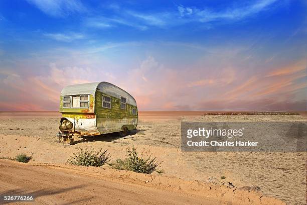 abandoned trailer in arizona desert - american ranch landscape stock-fotos und bilder