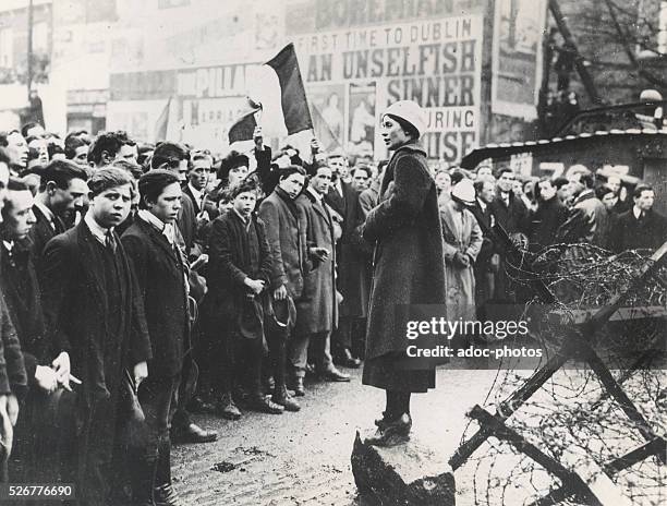 Irish War of Independence. A woman recite the rosary front of the Mountjoy prison in Dublin for imprisoned Sinn Feiners on hunger strike.