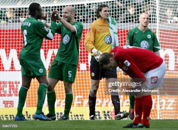 Bundesliga 04/05, Mainz, 09.04.05; FSV Mainz 05 - VfL Wolfsburg; Niederlage Mainz Christof BABATZ, Jubel Wolfsburg v.l.: Pablo THIAM, Stefan SCHNOOR,...