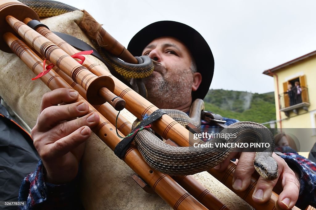 ITALY-RELIGION-PROCESSION-SNAKE-COCULLO