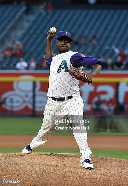 Rubby De La Rosa of the Arizona Diamondbacks delivers a warm up pitch against the St Louis Cardinals on April 28, 2016 in Phoenix, Arizona.