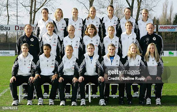 Nationalmannschaft Deutschland 2005, Kiel, 11.04.05; Portrait- und Teamfoto Termin; hintere Reihe v.li.: Lisa SCHWAB, Stefanie DRAWS, Wiebke BALKE,...