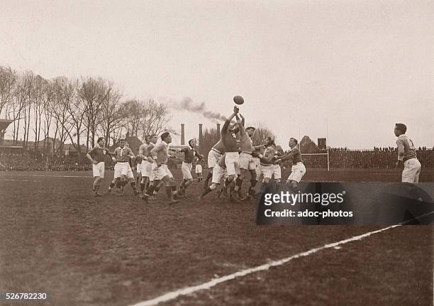 The rugby match between France and Ireland at Colombes . Ca. 1913.