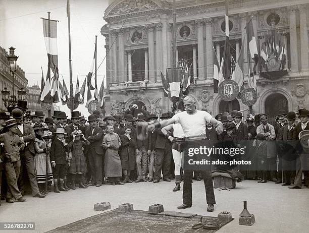 Strongman on the Place de l'Opera in Paris . Ca. 1900.