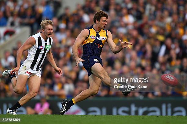 Jamie Cripps of the Eagles kicks on goal during the round six AFL match between the West Coast Eagles and the Collingwood Magpies at Domain Stadium...