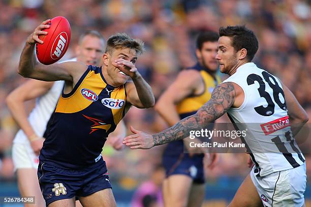 Brad Sheppard of the Eagles looks to avoid being tackled by Jeremy Howe of the Magpies during the round six AFL match between the West Coast Eagles...