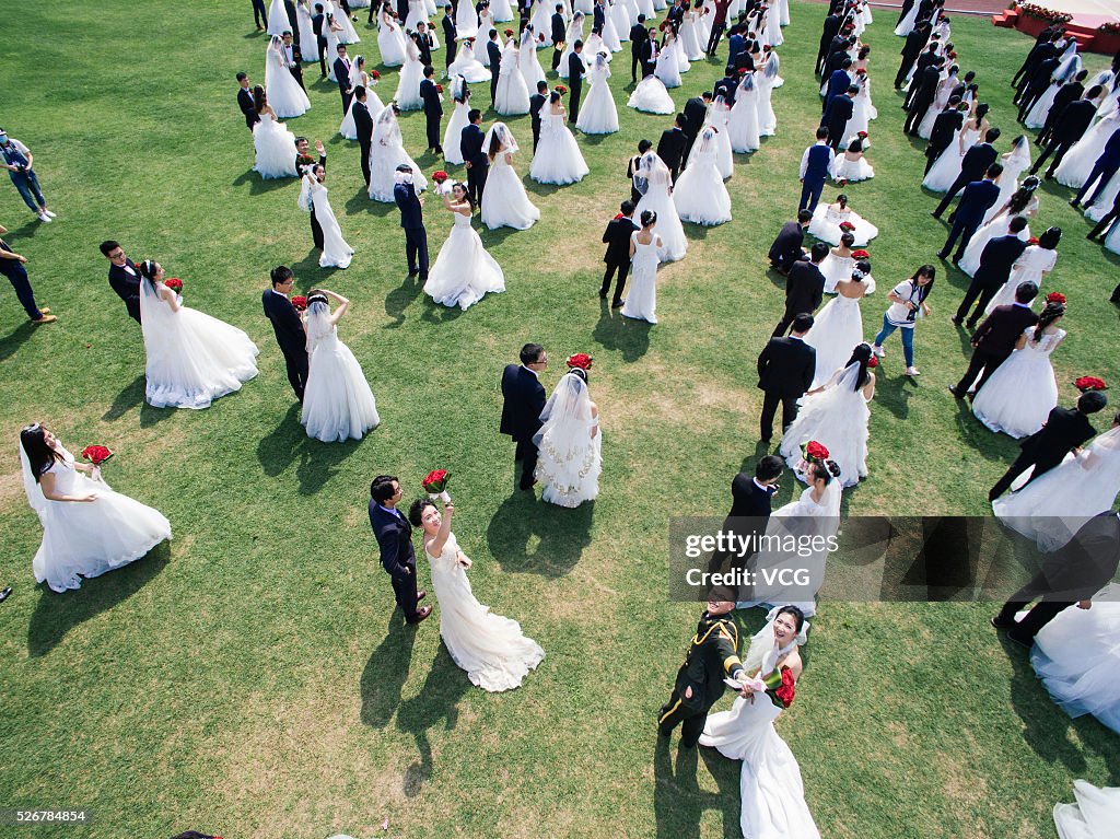 Over 400 Couples Of Graduates Get Married In Zhejiang University
