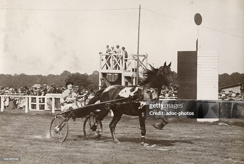 The arrival of the Prix des Dames horse racing in Rambouillet (France). On August 19, 1928.